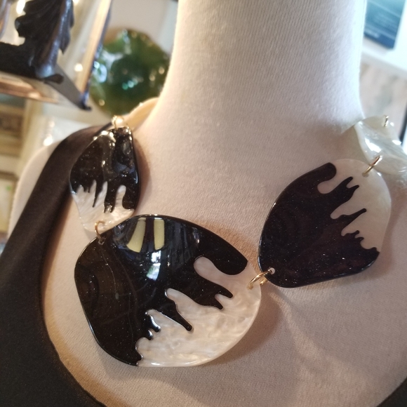 Black and white Acrylic Necklace & Earrings Set with Goldtone findings - Picture 13 of 16